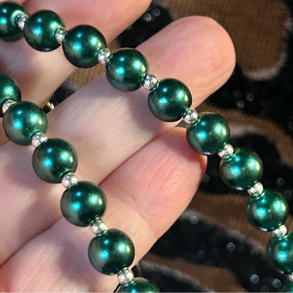 Handcrafted chrome chain peacock blue pearl necklace - Picture 5 of 7